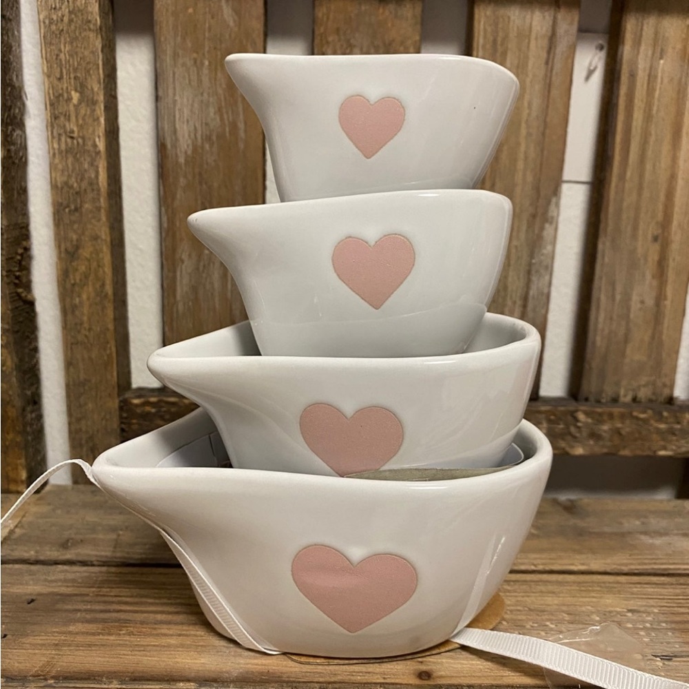 BakeShop pink heart measuring cups valentines